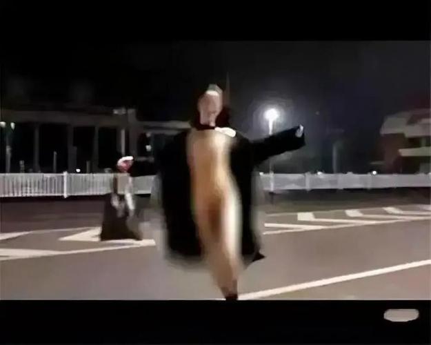 正规的外遇调查公司-一名年轻女子出轨，并被拍到裸体。一名年轻女子脱光衣